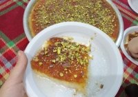 أردنيون يوزعون الحلوى ابتهاجا بـ"طوفان الأقصى"