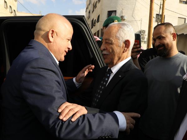 مندوبا عن الملك وولي العهد .. العيسوي يعزي عشيرة العوايشة