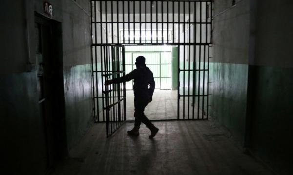 السجن لـ 3 اشخاص منهم فتاة عربية ضربوا أجنبيا وسرقوا 500 دينار