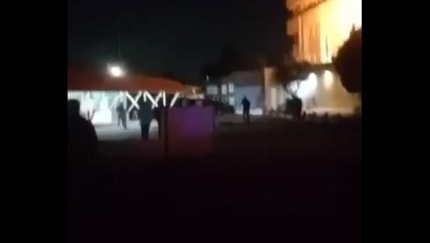 متظاهرون يحاولون اقتحام السفارة الإسرائيلية في العاصمة الأردنية - فيديو