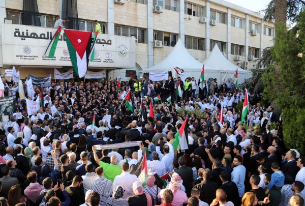مئات ينفذون وقفة ضد مجازر الاحتلال أمام مجمع النقابات المهنية