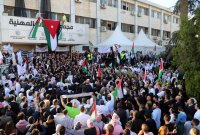 مئات ينفذون وقفة ضد مجازر الاحتلال أمام مجمع النقابات المهنية