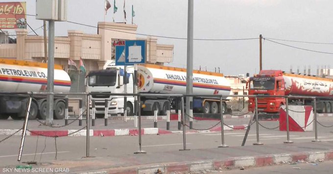 أولى شاحنات الوقود في غزة.. والاحتلال ينفي ويكشف مصدرها