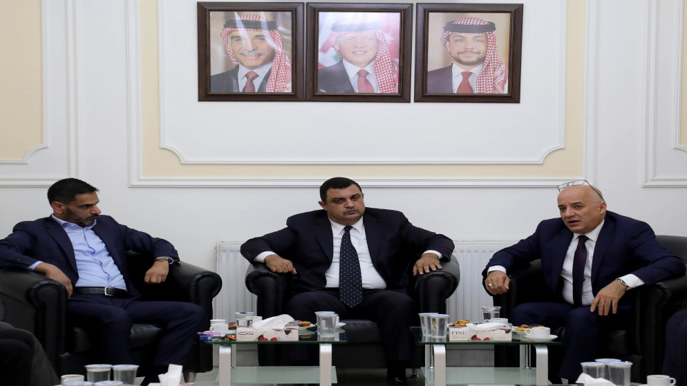 الحكومة تؤكد حرصها على تعزيز الشراكة مع نقابة الصحفيين لمعالجة تحديات يعاني منها الإعلام