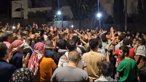 آلاف الأردنيين يتوافدون قرب سفارة الاحتلال تزامنًا مع بدء العملية البرية على غزة