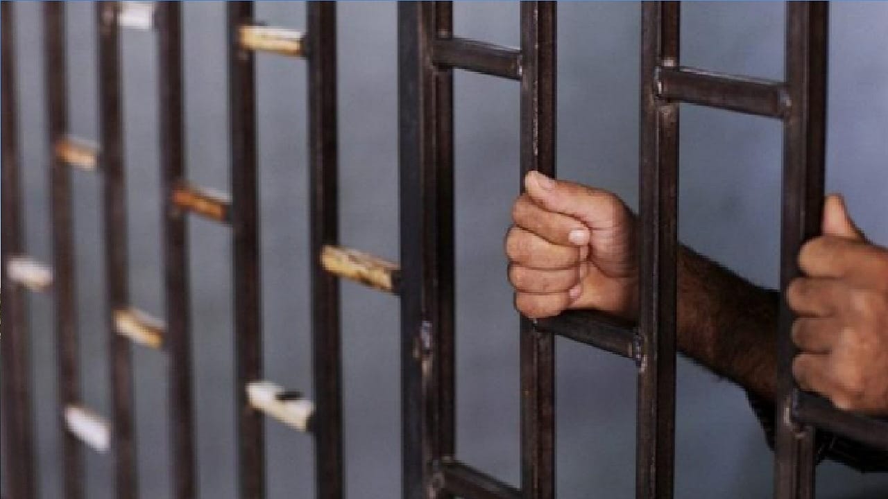بالتفاصيل.. الحبس 30 عاما لشخص أدين بهتك عرض ابنتيه القاصرتين
