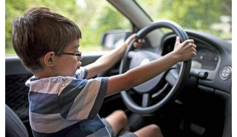 ماذا حدث؟ طفل يقود مركبة ويصطدم بعمود كهرباء في عمان