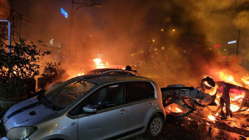 "كريات شمونة" تحترق.. مشاهد جديدة من الدمار الذي خلفته رشقة صاروخية أطلقتها كتائب القسام من جنوب لبنان.