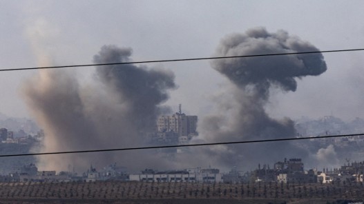 مسؤول في غزة: لن يسافر حملة الجوازات الأجنبية إلا بعد خروج جرحى المستشفيات