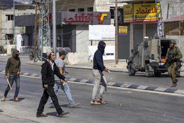 مستوطنون يرتدون زي جيش الاحتلال ويعتدون على فلسطينيين بالضفة