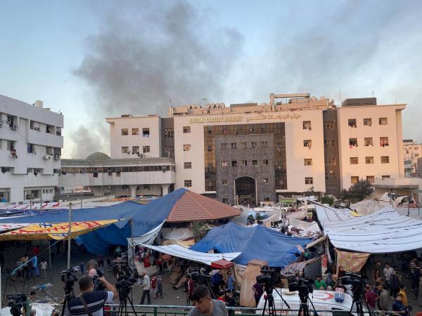 الاحتلال يطوق مجمع الشفاء ويطلق نيرانا كثيفة