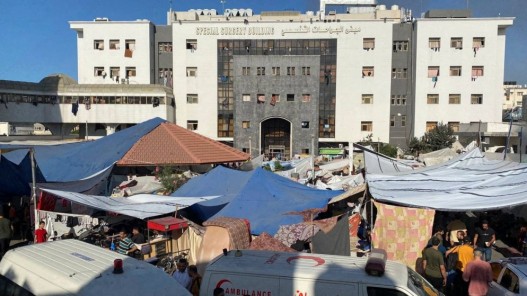 الجيش الإسرائيلي يقتحم مجمع الشفاء الطبي وسط غطاء ناري كثيف