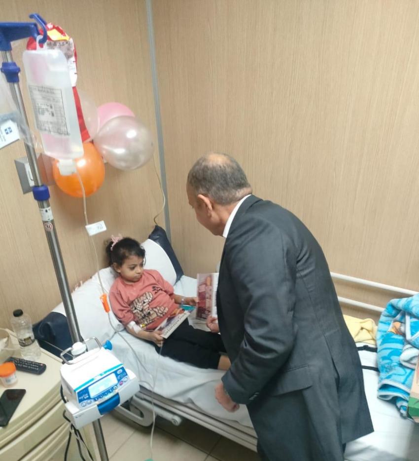 السفير العضايلة يزور أطفالًا غزيين سيتم نقلهم إلى المملكة