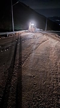 انجراف اتربة وحجارة بسبب الأمطار الغزيرة على طرق (صور)
