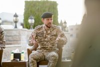 ولي العهد يلتقي طواقم الإنزال الجوي للمساعدات الطبية بغزة ويثني على جهودهم