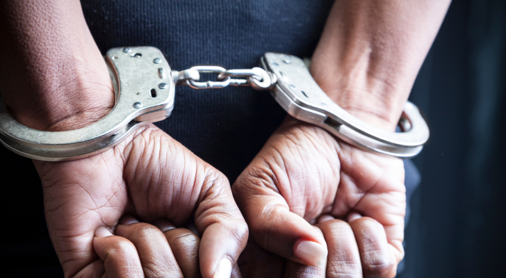 الحبس 30 عاما لصاحب سوابق اعتدى على 3 سيدات بقصد السرقة في عمان
