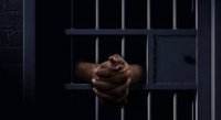 الحبس لشخص حطم واجهتين زجاجيتين لمطعمين في عمان