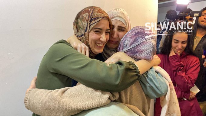 شاهد.. الاسيرة الأطول محكومية في سجون الاحتلال شروق دويات تصل الى منزلها في القدس المحتلة