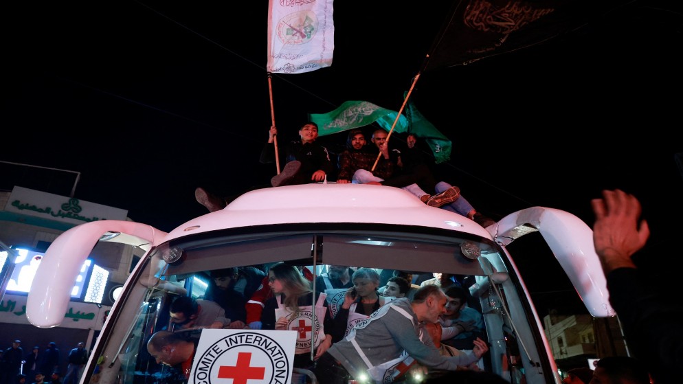 شاهد ..اطلاق سراح الدفعة الثالثة من الأسرى الفلسطينيين
