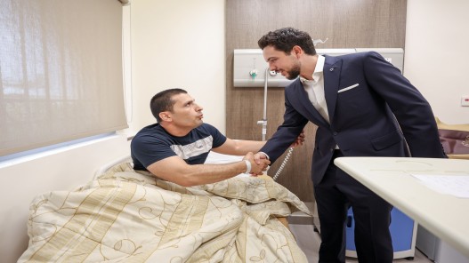 ولي العهد يزور مصابي المستشفى الميداني الأردني غزة