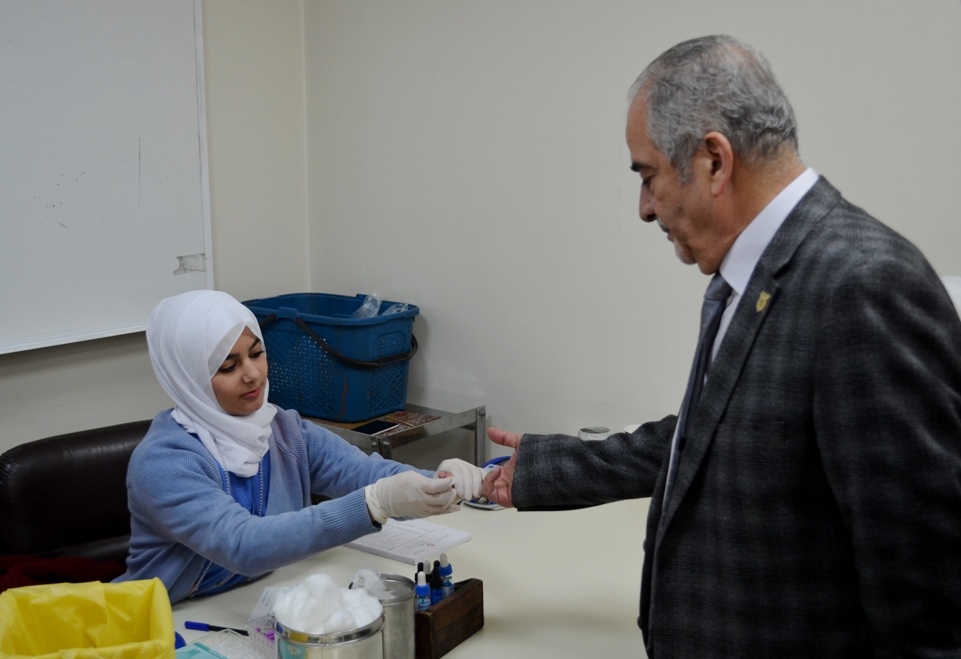 رئيس جامعة عمان الأهلية يفتتح حملة للتبرع بالدم لأهالي قطاع غزة