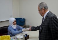 رئيس جامعة عمان الأهلية يفتتح حملة للتبرع بالدم لأهالي قطاع غزة