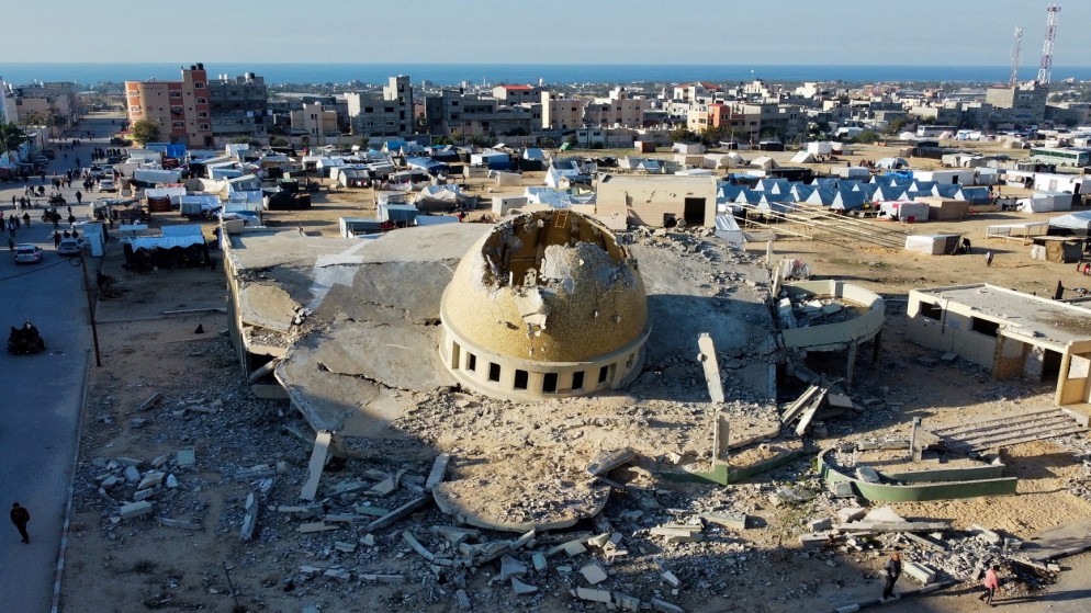 رفع الآذان في غزة من مسجد تعرض للقصف الإسرائيلي
