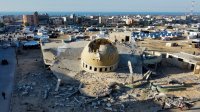 رفع الآذان في غزة من مسجد تعرض للقصف الإسرائيلي