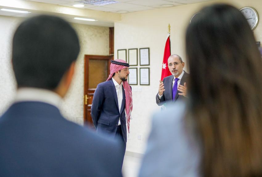 ولي العهد يشيد بأداء وزارة الخارجية في حمل مواقف الأردن للعالم