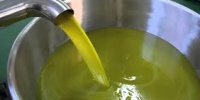 ضبط كميات كبيرة من زيت الزيتون المغشوش في عمان