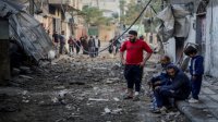 "من لم تقتله القنابل يقتله الحزن والمرض".. رحلة نزوح ثلاث نساء ورضيع في غزة