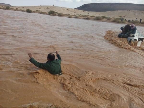 الدفاع المدني ينقذ 4 أشخاص حاصرتهم السيول في الأزرق