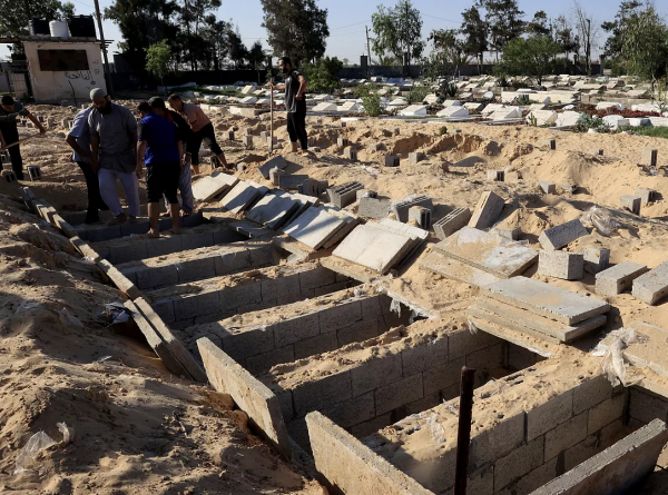 توثيق إنشاء 120 مقبرة جماعية في غزة