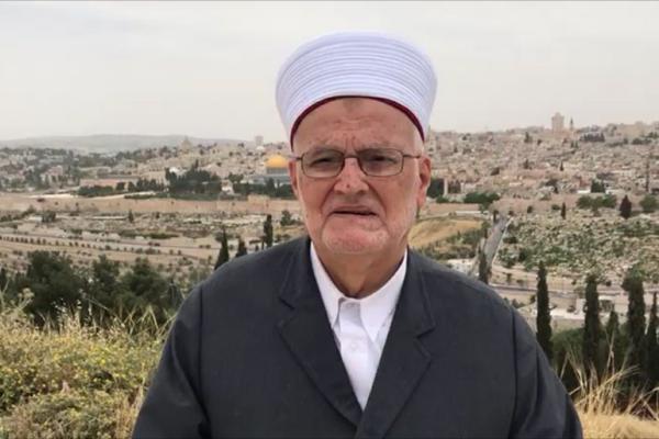 الاحتلال يستدعي خطيب المسجد الأقصى الشيخ عكرمة صبري للتحقيق
