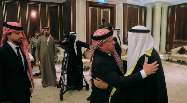 الملك وولي العهد يقدمان العزاء إلى أمير الكويت بوفاة الشيخ نواف الصباح