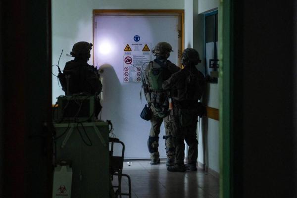 جيش الإحتلال يحتجز ويعري كوادر طبيّة في مستشفى العودة