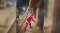 شرطي يقبض على تجار مخدرات متنكرا بزي "سانتا كلوز"