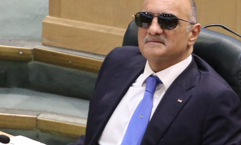 الرئيس الخصاونة يحضر تشريعية النواب مرتديًا نظارة شمسية.. ما القصة؟