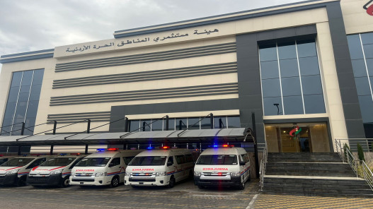 بتوجيهات من الملك.. هيئة مستثمري المناطق الحرة تسلم 9 سيارات إسعاف لقطاع غزة