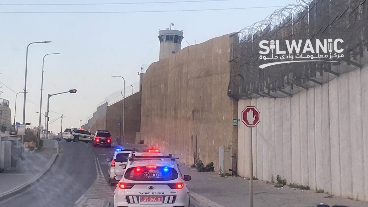 قوات الاحتلال تقتحم منزل عائلة الشهيد أحمد عليان في بلدة جبل المكبر بالقدس المحتلة وتمنع الأهالي من التجمع في المنزل
