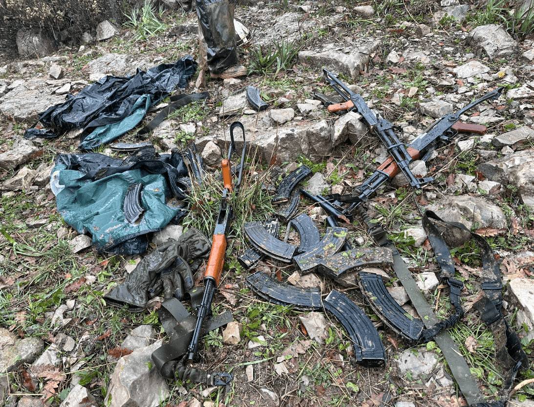 جيش الاحتلال يعرض السلاح الذي استخدمه المقاومون الأربعة الذين نفذوا عملية في مزارع شبعا اللبنانية المحتلة، الليلة الماضية، واعترف بإصابة 5 جنود فيها.