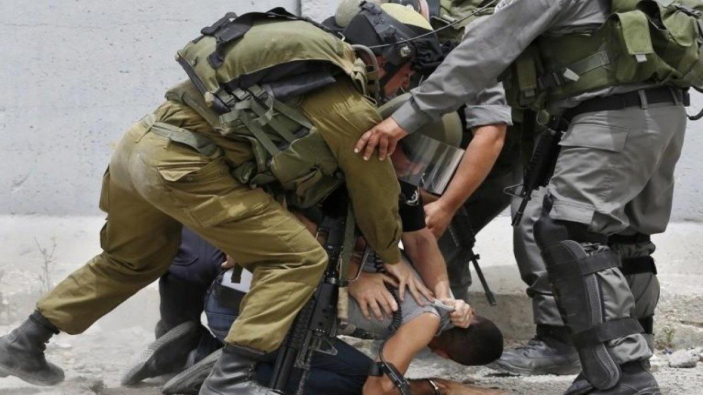 اعتقال 25 فلسطينيا من الضفة الغربية بينهم شقيقتا الشهيد العاروري