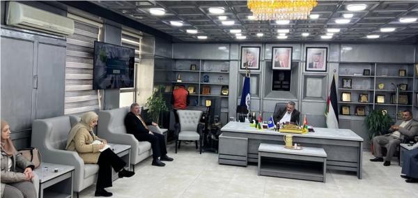بحث مشاريع النقل في الزرقاء وإنشاء مركز انطلاق موحد