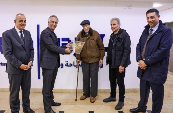 وزير السياحة والآثار يكرّم أقدم دليل سياحي