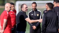 الأمير علي يلتقي لاعبي المنتخب الوطني لكرة القدم ويحفزهم قبيل مباراة العراق