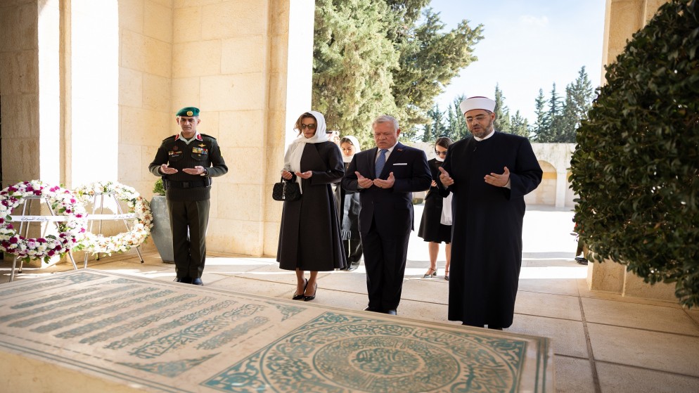 الملك والملكة وولي العهد يزورون ضريح المغفور له الملك الحسين