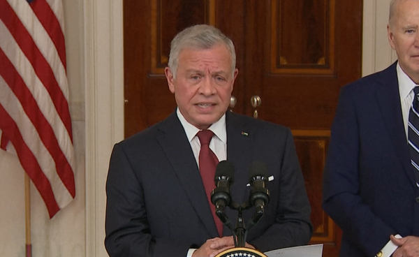 الملك من البيت الأبيض: لا يمكن أن نقف متفرجين وندع الوضع في غزة يستمر