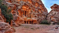 إزالة اعتداءات ومخالفات بـ"البترا الصغيرة"
