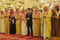 ولي العهد يشارك بتشييع جثمان والد الأميرة رجوة