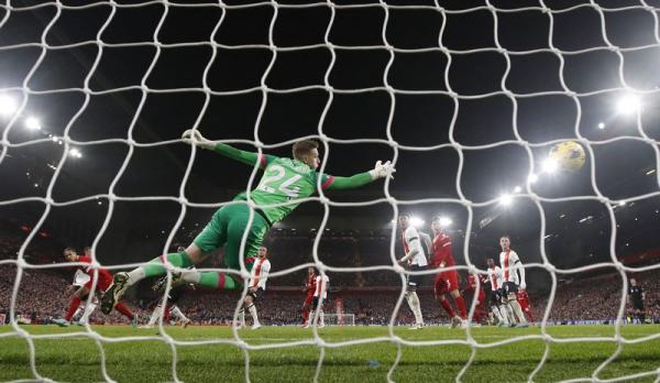 ليفربول يحكم قبضته على صدارة الدوري الإنجليزي برباعية في مرمى لوتون